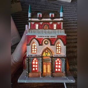 EUC vintage Lemax Dickenvale "King's Music Store" Xmas porcelain lighted hoise